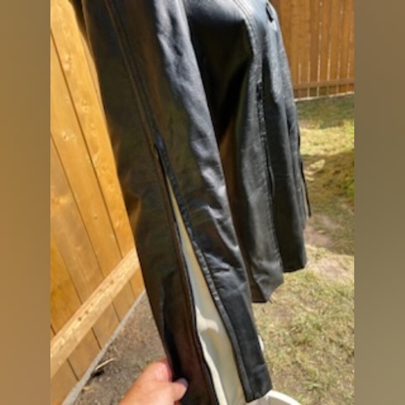 This 100% black leather jacket is so unique! The sleeves and front have zippers - Picture 6 of 6